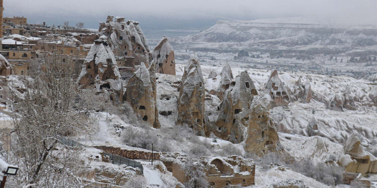 Peribacaları kar yağışı ile beyaz örtüyle kaplandı