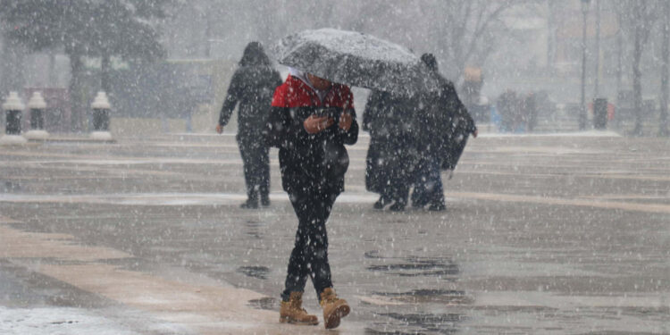Salı sabahına kadar İstanbul'da kar yağacak