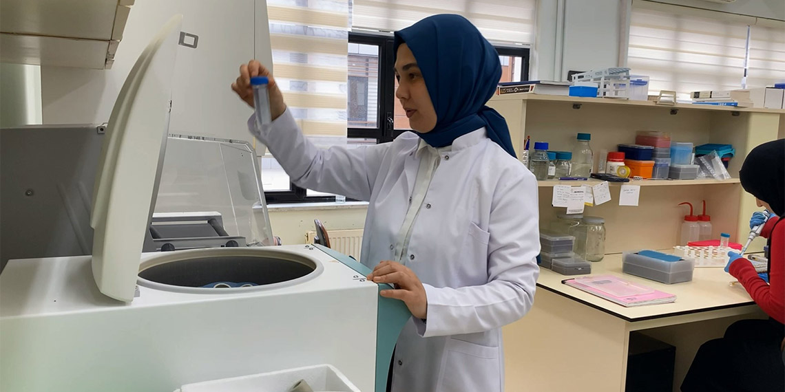 Rize’de Recep Tayyip Erdoğan Üniversitesi (RTEÜ), Su Ürünleri Fakültesi Öğretim Üyesi Dr. Ayşe Demirbaş, Karadeniz somonu kılçığından doğal mineralden zengin, antioksidan katkılı protein tozu elde etti.