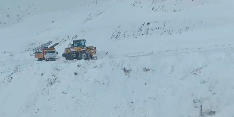 Yolda mahsur kalan enerji şirketi ekibi kurtarıldı