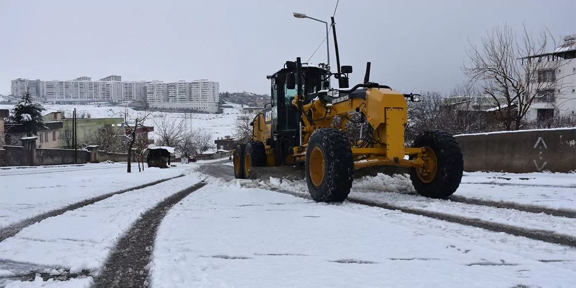 Yolda mahsur kalan enerji şirketi ekibi kurtarıldı