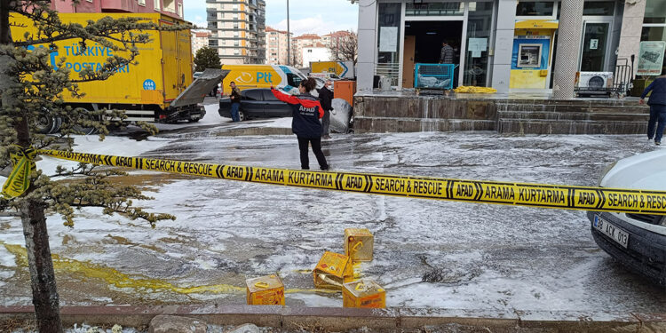 Kargo şubesinde dağıtım öncesi zirai ilaç tenekesi patladı