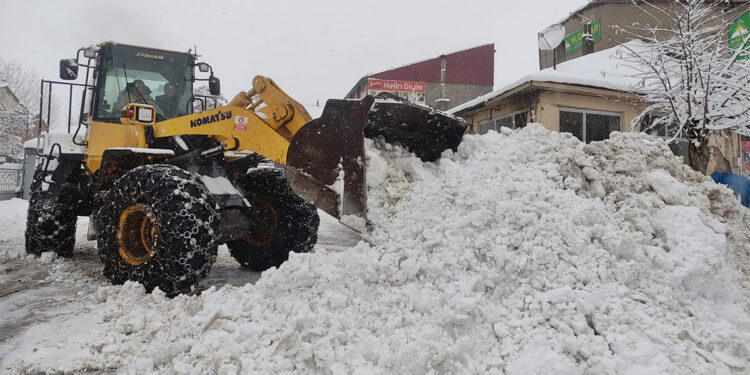 Karlıova'da kapanan 30 köy yolu, ulaşıma açıldı