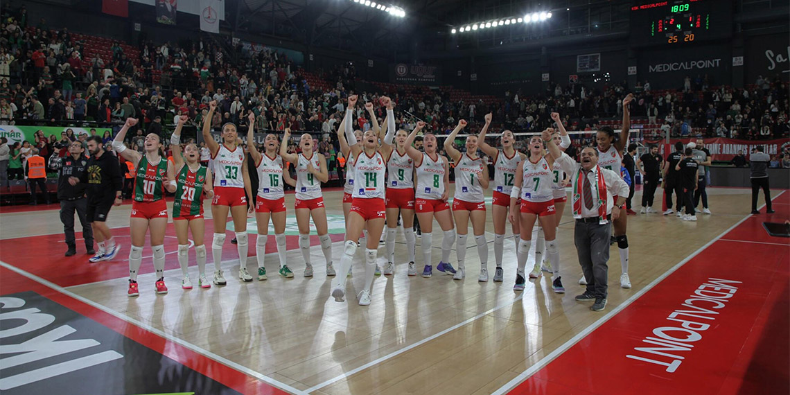 Kadınlar Voleybol 1'inci Ligi A Grubu'nda oynanan İzmir derbisinde evinde Göztepe'yi 3-1 mağlup eden Karşıyaka Medical Point seyirci rekorunu kırarak çifte sevinç yaşadı.