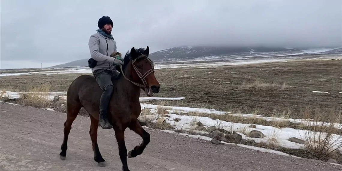 Kars'ta taylar için yarış düzenlendi. Soğuk havaya rağmen 6 kilometrelik parkurda yapılan yarışı dursun koç'un 'tufan' isimli tayı kazandı.