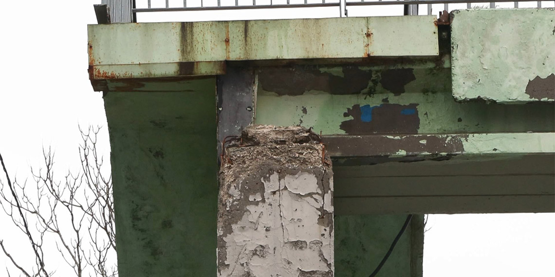 Kartal'da yaya üst geçidi tehlike saçıyor