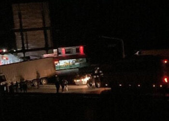 Kastamonu'nda TIR devrildi; Yol trafiğe kapandı