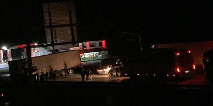 Kastamonu'nda TIR devrildi; Yol trafiğe kapandı