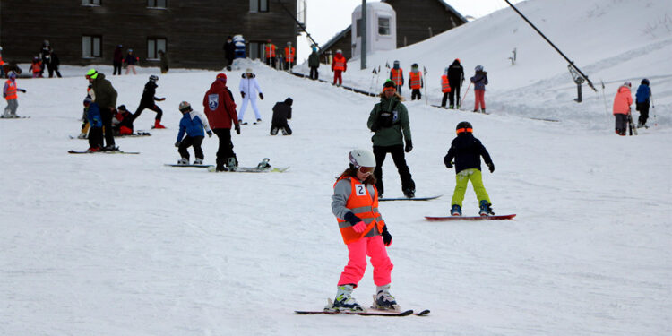 Kartalkaya kayak tutkunlarının akınına uğradı