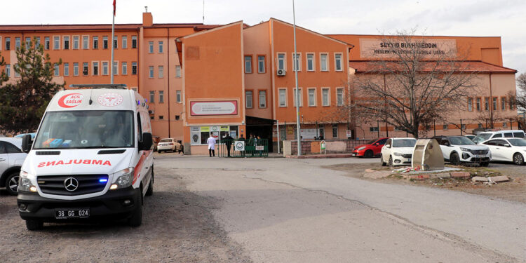 Kayseri'de 12 öğrenci zehirlenerek hastaneye kaldırıldı