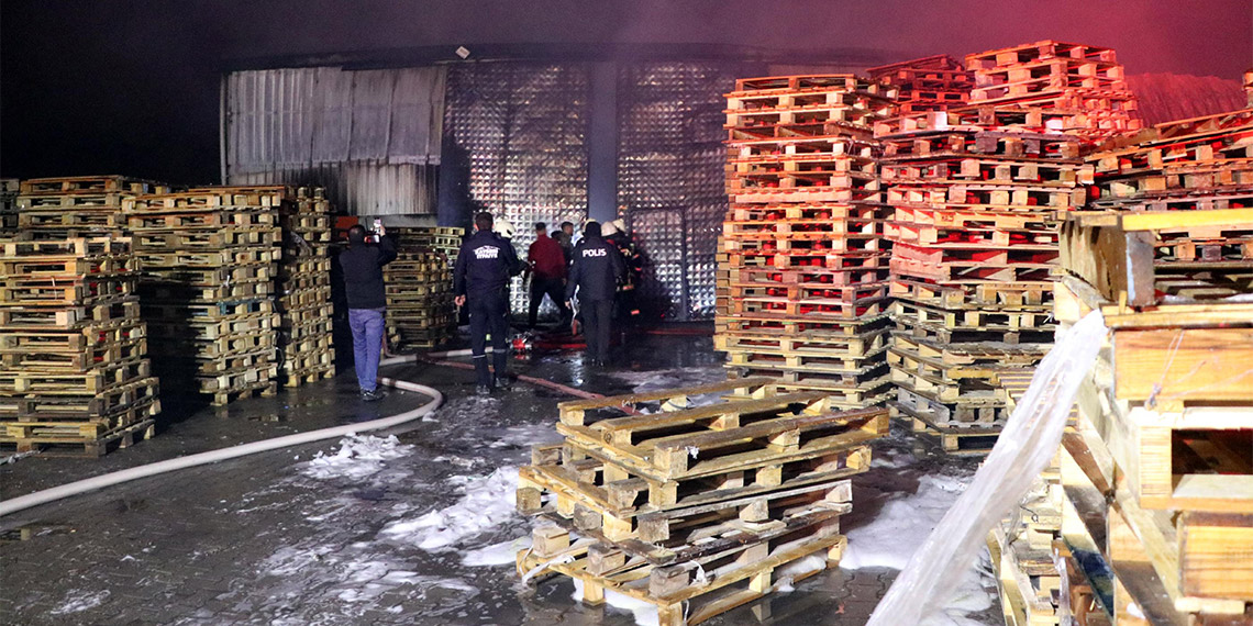 Kayseri'de palet üretim fabrikasında yangın