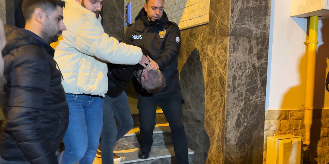 İzmir'de, sokaktan topladığı kedileri öldürdükten sonra apartmanın bahçesine atan şüpheli, komşularının şikayeti üzerine polis tarafından gözaltına alındı.