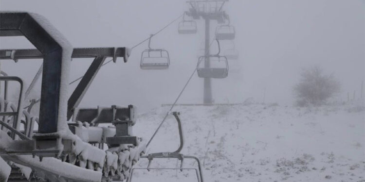 Keltepe Kayak Merkezi'nde kar kalınlığı 10 santime ulaştı