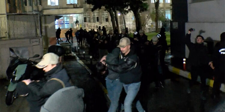 Kilise saldırısıyla ilgili gözaltına alınan şüpheliler emniyete götürüldü