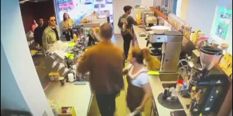 Kahve bardağına gülücük çizen baristayı yumrukladı