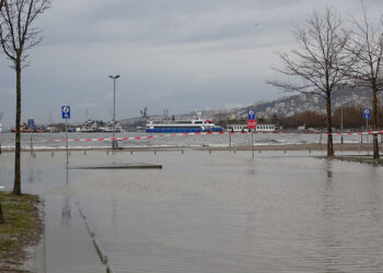 Kocaeli'de sağanak ve fırtınada deniz taştı