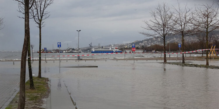 Kocaeli'de sağanak ve fırtınada deniz taştı