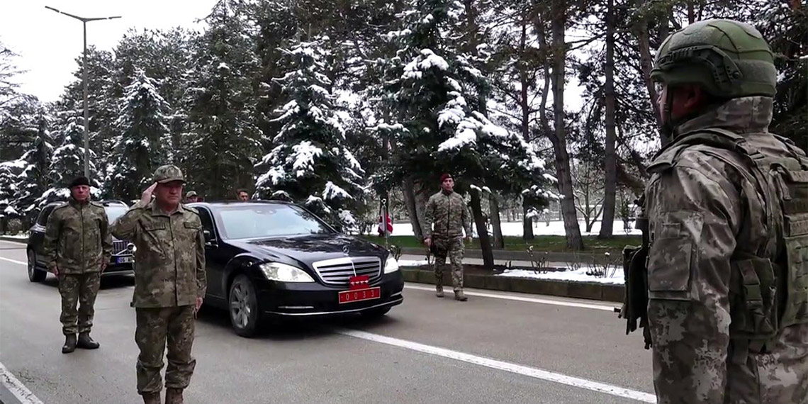 Selçuk Bayraktaroğlu 'Komando Andı' ile karşılandı