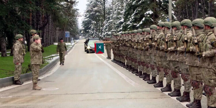 Selçuk Bayraktaroğlu 'Komando Andı' ile karşılandı