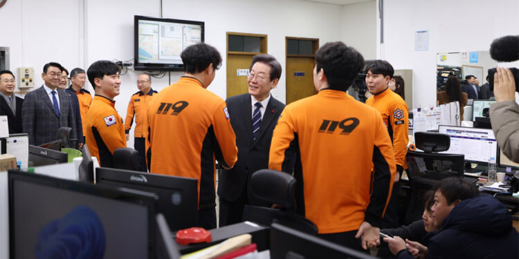 Güney Kore’de ana muhalefette yer alan Kore Demokratik Partisi’nin 67 yaşındaki liderinin Lee Jae-myung'un bıçaklanmasının ardından partiden açıklama yapıldı.