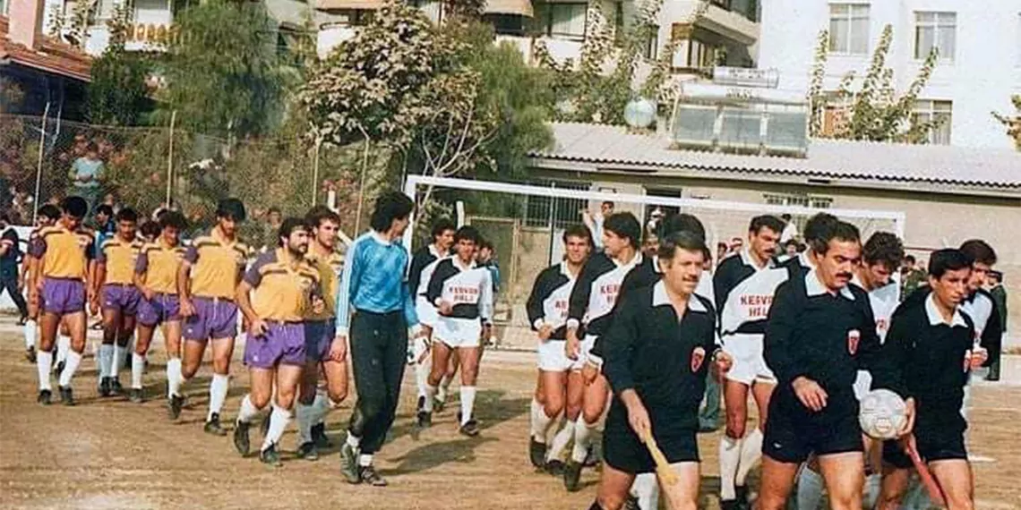 Kuşadası'nda efsane futbolcular yıllar sonra kuşadasıspor'un ilk evi olan ilçedeki toprak sahada başkan ömer günel'in daveti üzerine son kez maç yapacak.