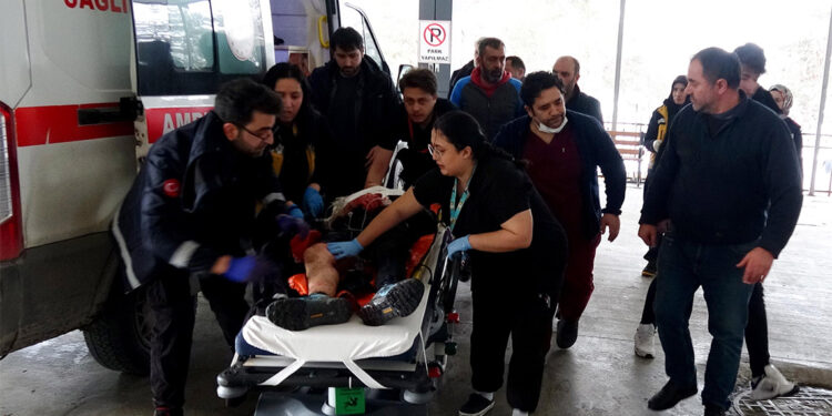 Lise öğrencileri arasında omuz atma kavgası