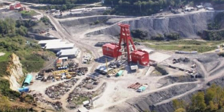 Maden ocağında vagonların arasına sıkışan işçi kurtarılamadı