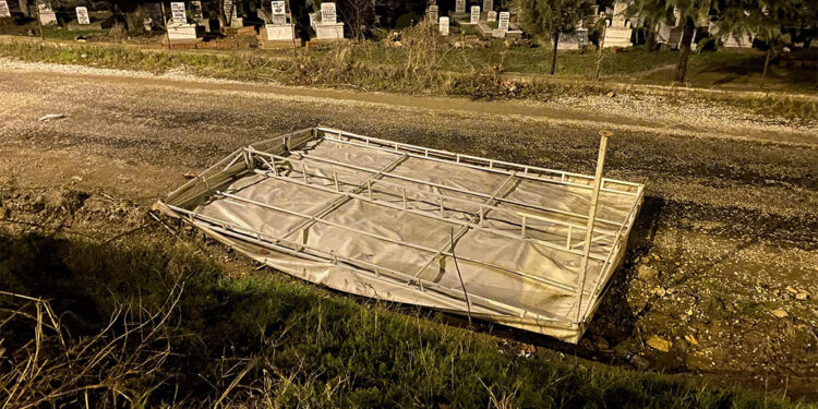 Manisa'da fırtına; kulübenin çatısı uçtu