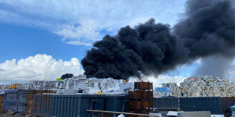 Manisa'da geri dönüşüm tesisinde yangın