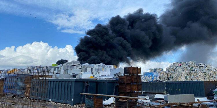 Yangın çıkan geri dönüşüm tesisi mühürlendi