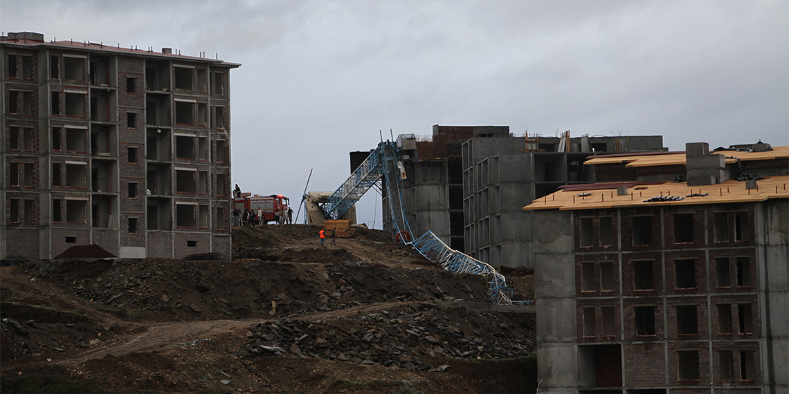 Kule vinç kazasının görüntüleri ortaya çıktı; İşçilerin hayatını kurtarmış