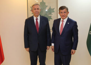 Mansur Yavaş Ahmet Davutoğlu'nu ziyaret etti