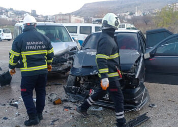 Mardin'de otomobil ile hafif ticari araç çarpıştı