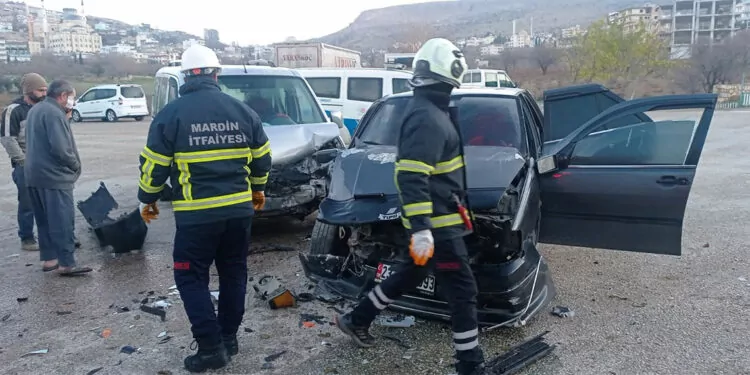 Mardin'de otomobil ile hafif ticari araç çarpıştı