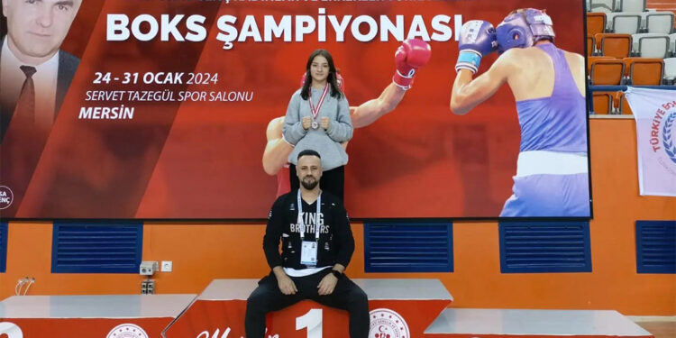 Mardinli Boksör Sezen Sude Karaboğa Türkiye üçüncüsü oldu