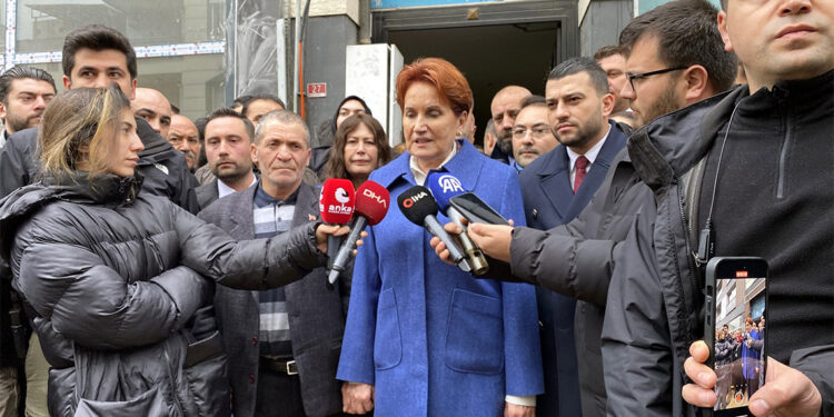 Meral Akşener şehit Enis Budak'ın ailesini ziyaret etti