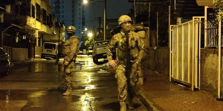 Mersin'de 431 polis ile, uyuşturucu satıcılarına şafak operasyonu