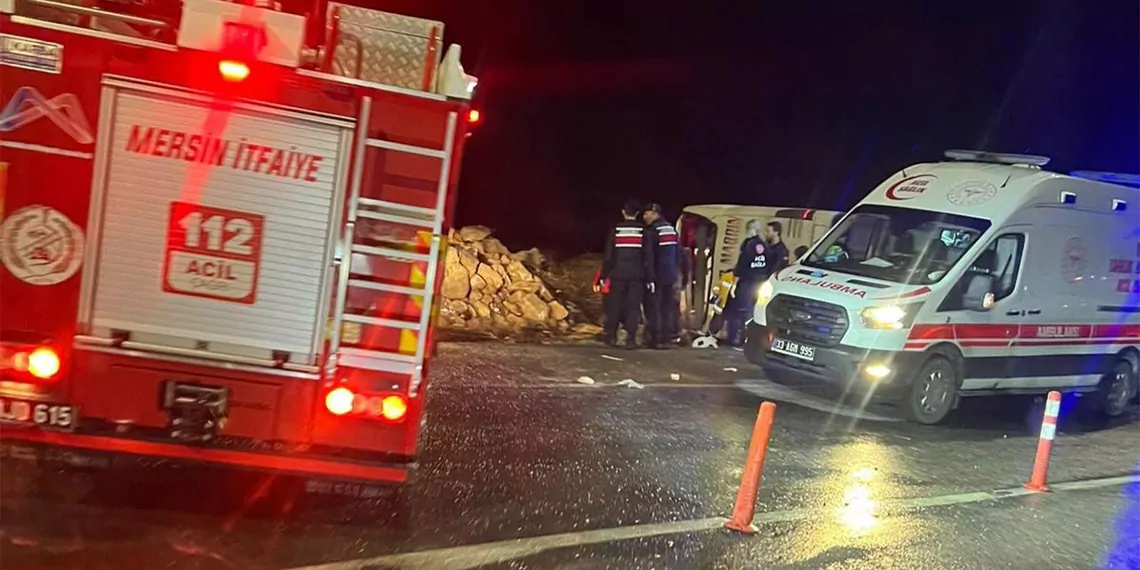 Mersin'de yolcu otobüsü devrildi, kazada aralarında sürücünün de bulunduğu 9 kişi hayatını kaybetti, 30 kişi de yaralandı.