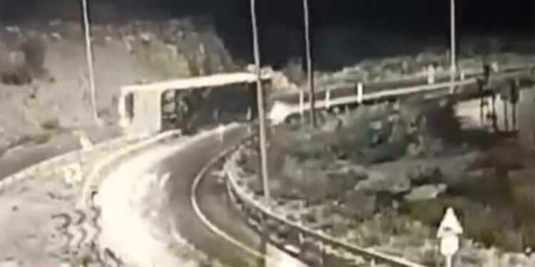 Mersin'deki kaza güvenlik kamerasına yansıdı