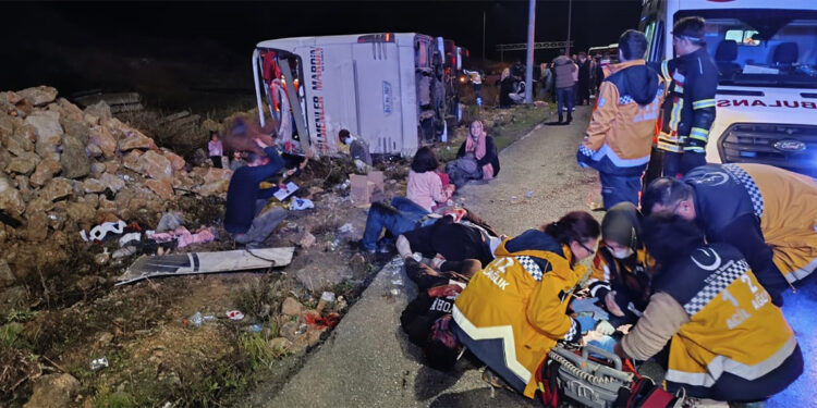 Mersin'de yolcu otobüsü devrildi; 9 ölü 30 yaralı