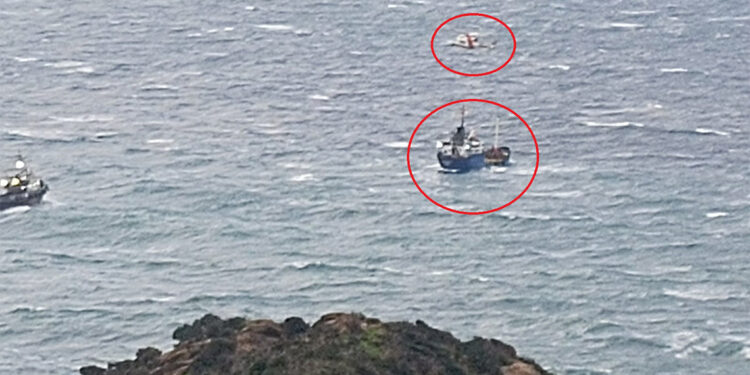 Motor arızası nedeniyle sürüklenen yük gemisindeki 7 mürettebat kurtarıldı