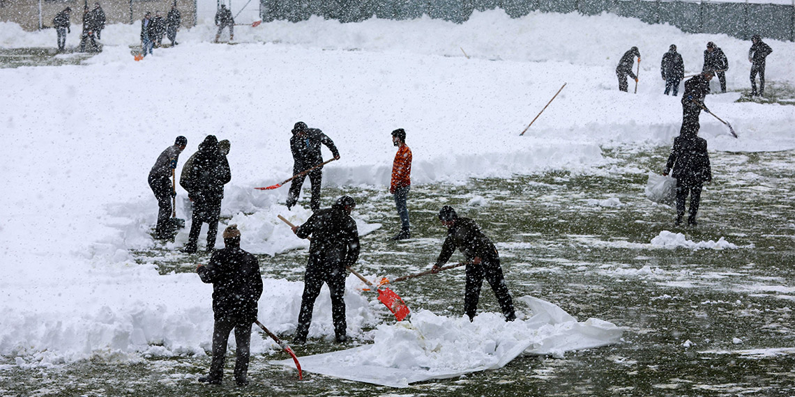 Türkiye 3’üncü Lig 4’üncü grupta yer alan Muş 1984 ile grup lideri Adana 1954 karşılaşması için Muş Şehir Stadyumu'nda kar temizleme çalışması yapıldı.
