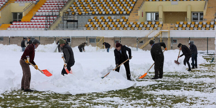 Muş Şehir Stadyumu'nda kar temizliği