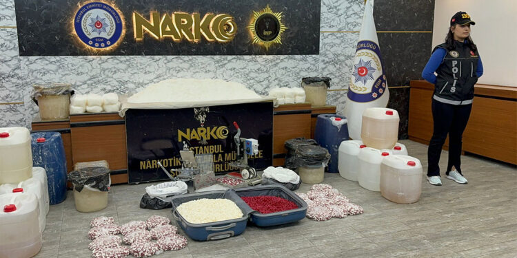 Narkogüç-42 operasyonunda ele geçirilenler sergilendi