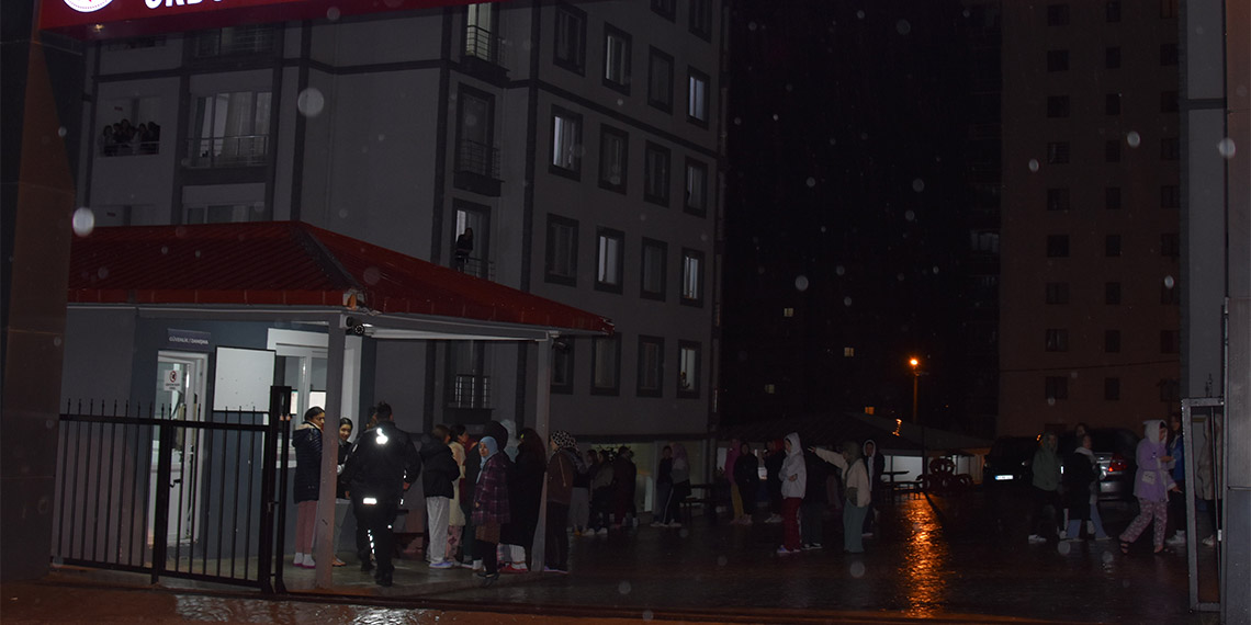 Ordu'da yurt asansöründe mahsur kalan öğrenciler 45 dakika sonra kurtarıldı. Yurt bahçesinde toplanan öğrenciler, yaşanan olayı protesto etti.