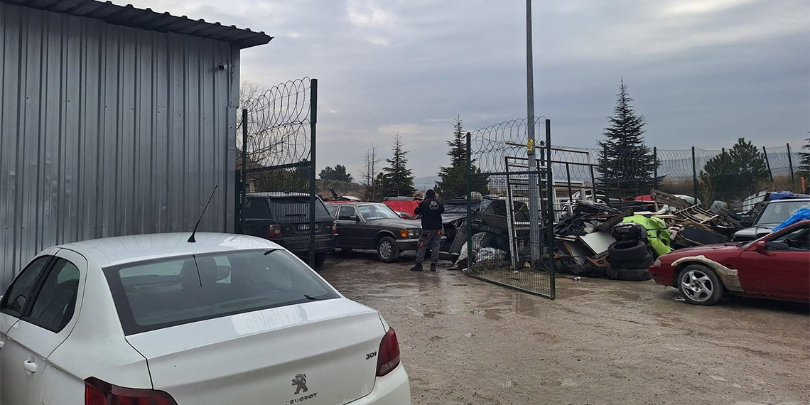 Oto tamirhanesini kundakladı; 2 dükkan ve 10 araç yandı