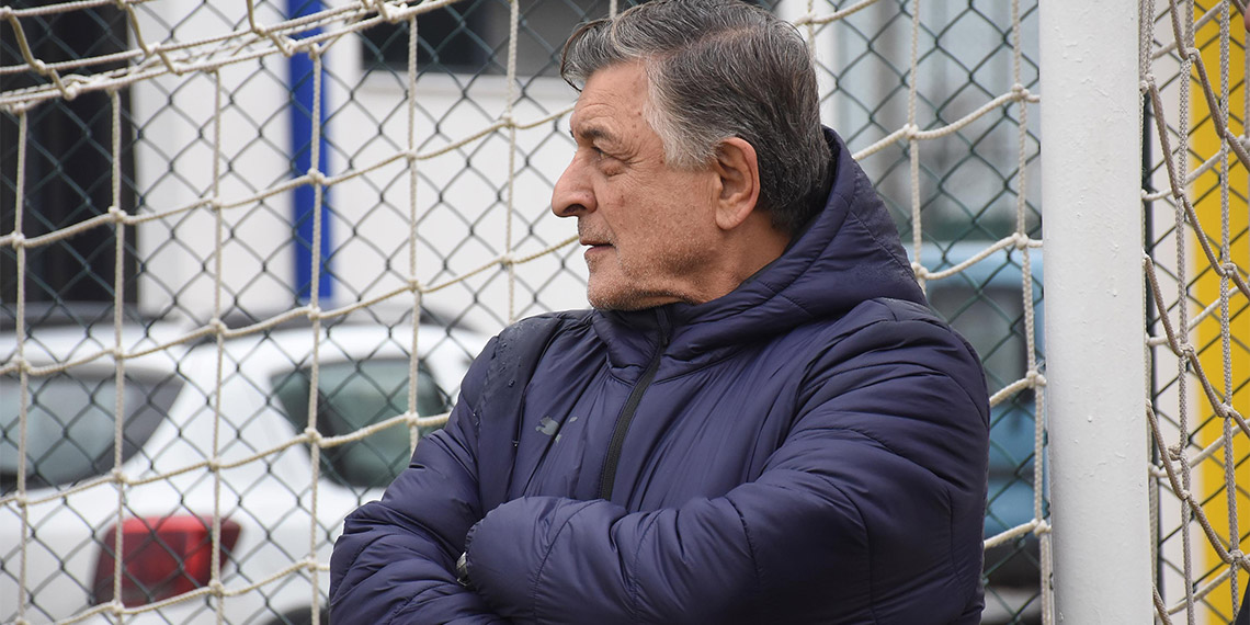 Yılmaz Vural, "Türk futbolunu kimin yöneteceği belirlenmeli. Yetkili gözüken TFF bu konuda çok yetkisiz durumda, ciddi kararlar alamıyor. Futbolun içine siyaset de karıştı, kulüpler de karıştı" dedi.