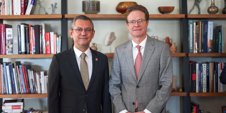 Özgür Özel AB büyükelçileri ile bir araya geldi