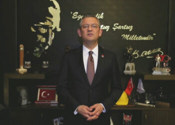 Bu darbe girişiminin karşısında Anayasa'yı korumak vatandaşlık görevi