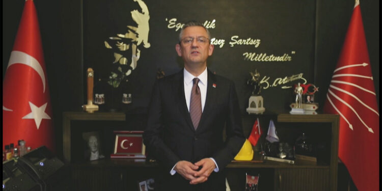 Bu darbe girişiminin karşısında Anayasa'yı korumak vatandaşlık görevi